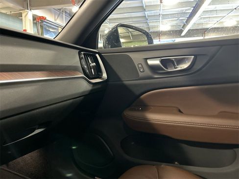 Used 2025 Volvo V60 B5 Cross Country Plus image 20
