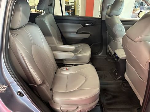 Used 2022 Toyota Highlander XLE AWD/4WD image 15