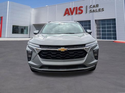 Used 2025 Chevrolet Trax LT w/ LT Convenience Package image 2