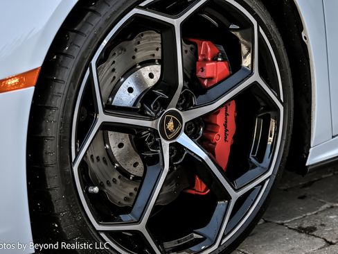 Used 2021 Lamborghini Huracan EVO image 11