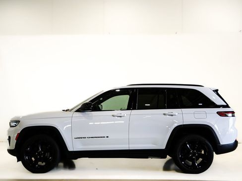 Used 2023 Jeep Grand Cherokee Altitude AWD/4WD image 6