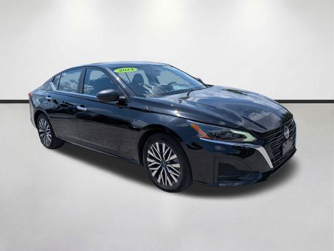 Used 2024 Nissan Altima 2.5 SV FWD image 2