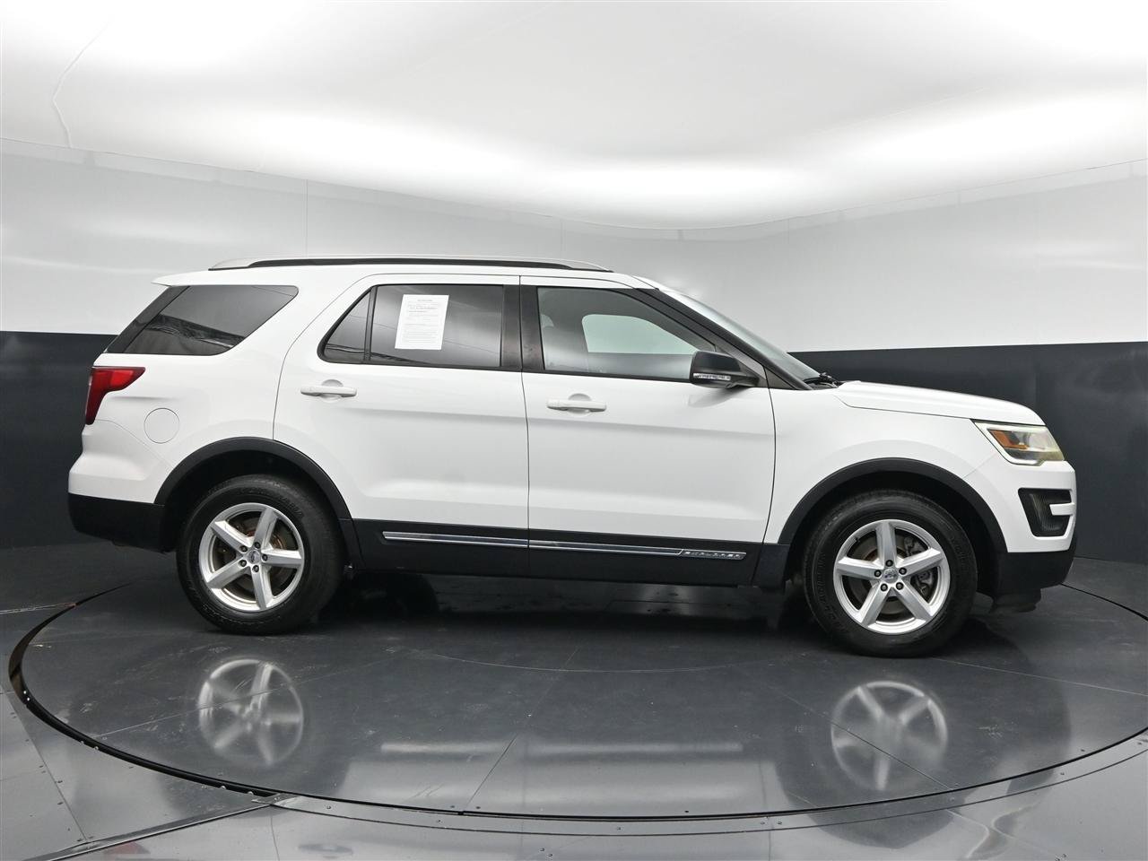 Used 2016 Ford Explorer XLT AWD/4WD image 4