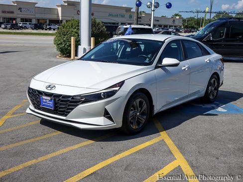 Used 2022 Hyundai Elantra SEL w/ Convenience Package FWD image 3