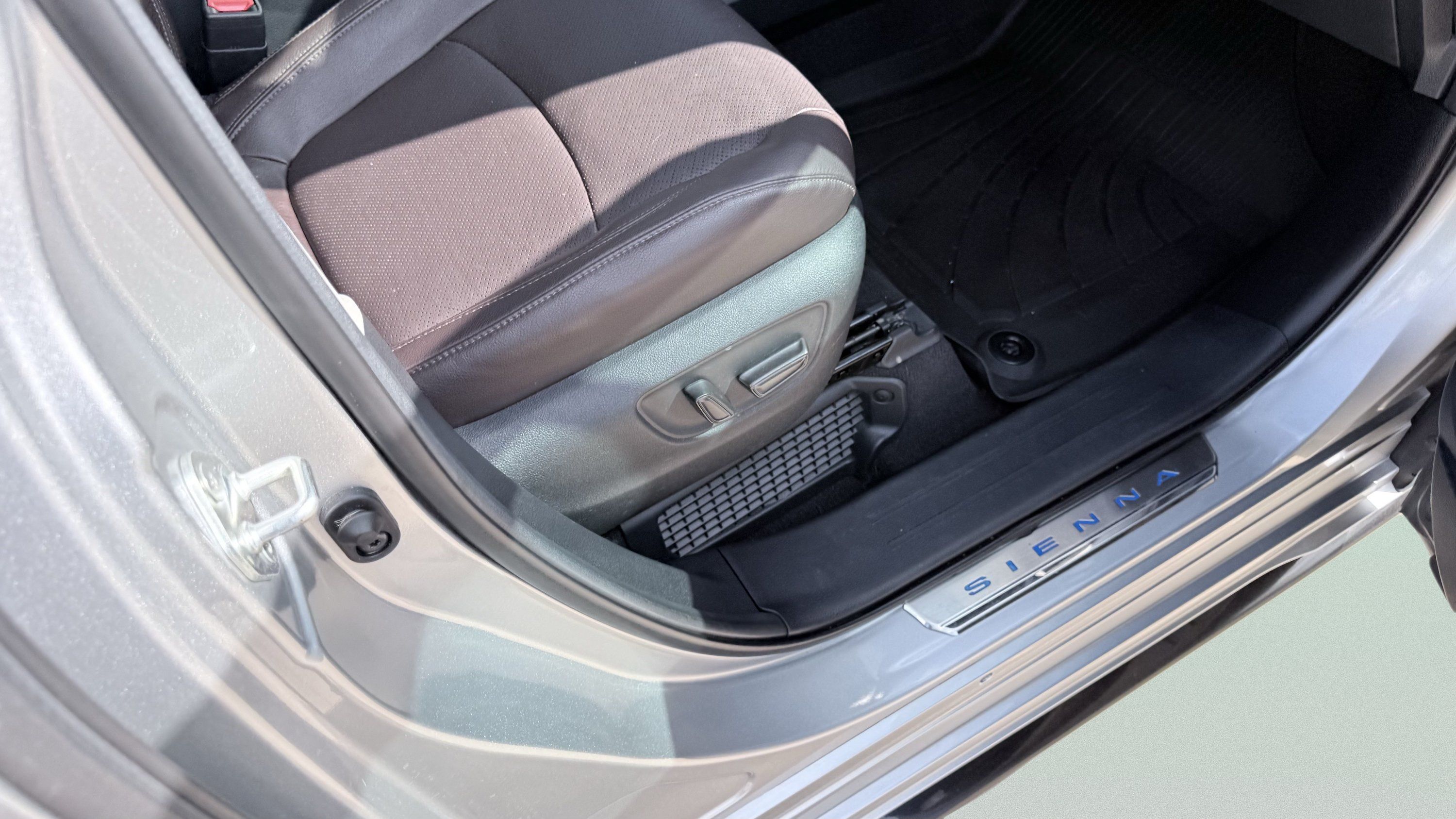 Used 2022 Toyota Sienna Platinum FWD image 45