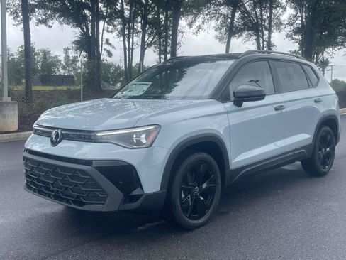 New 2026 Volkswagen Taos SE FWD image 3