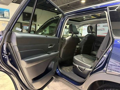 Used 2025 Toyota Grand Highlander AWD image 32