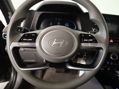 Used 2024 Hyundai Elantra SE FWD image 3