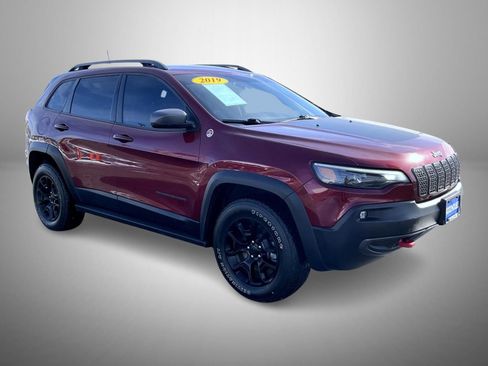 Used 2019 Jeep Cherokee Trailhawk image 3