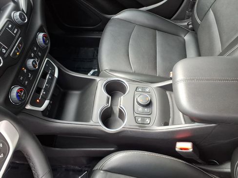 Used 2024 GMC Terrain SLT AWD/4WD image 14