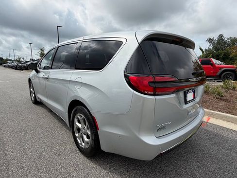 Used 2024 Chrysler Pacifica Limited FWD image 18