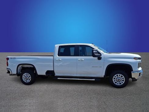 Used 2025 Chevrolet Silverado 2500 LT w/ Convenience Package AWD/4WD image 3