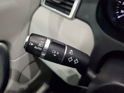 Used 2018 Land Rover Discovery Sport SE image 27