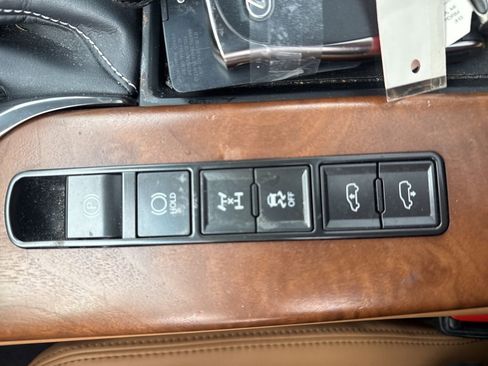 Used 2023 Lexus LX 600 4WD w/ Luxury Package image 17