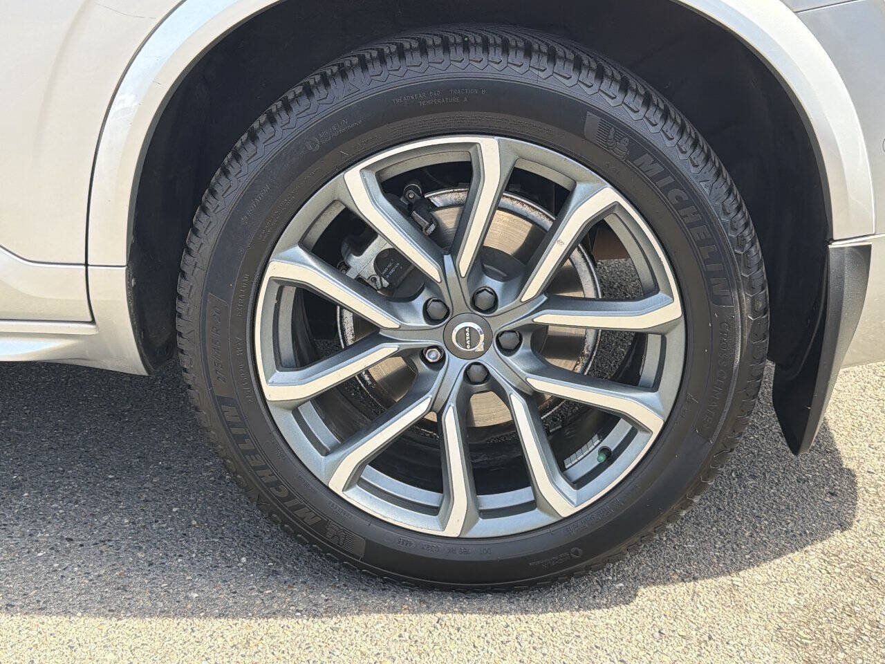 Used 2017 Volvo XC90 T6 Momentum w/ Vision Package AWD/4WD image 3