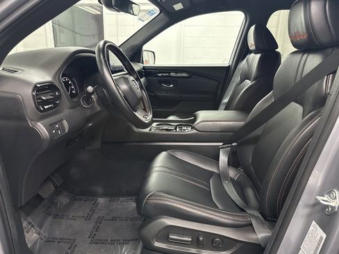 Used 2025 Honda Pilot TrailSport image 19