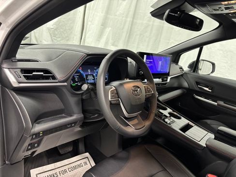 Used 2025 Toyota Sienna XSE FWD image 15