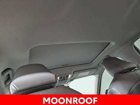 Used 2022 Toyota Highlander XLE FWD image 14