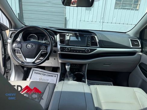 Used 2017 Toyota Highlander XLE AWD/4WD image 23