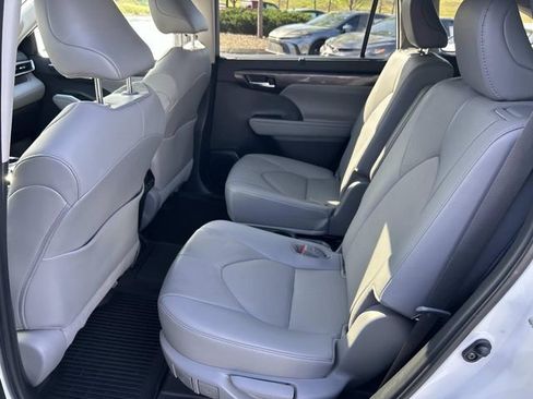 Used 2021 Toyota Highlander Limited image 19