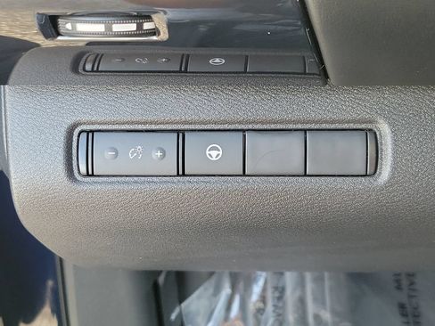 Certified 2024 Nissan Pathfinder SV FWD image 30