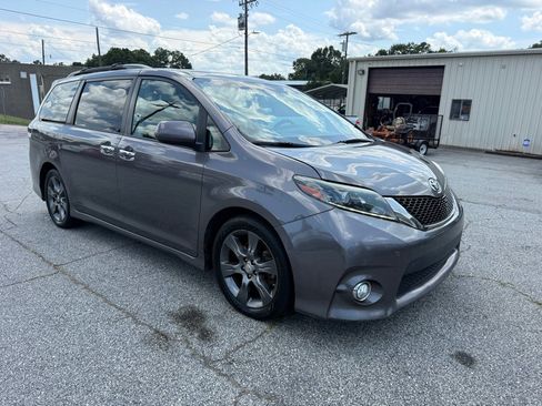 Used 2015 Toyota Sienna SE FWD image 3