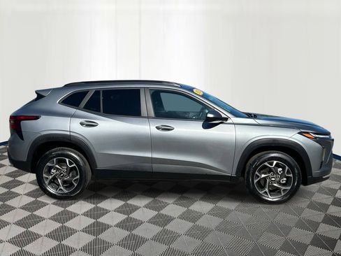 Used 2025 Chevrolet Trax LT w/ LT Convenience Package FWD image 6