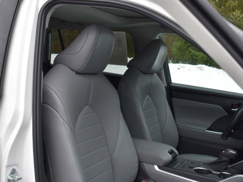 Used 2021 Toyota Highlander XLE image 28