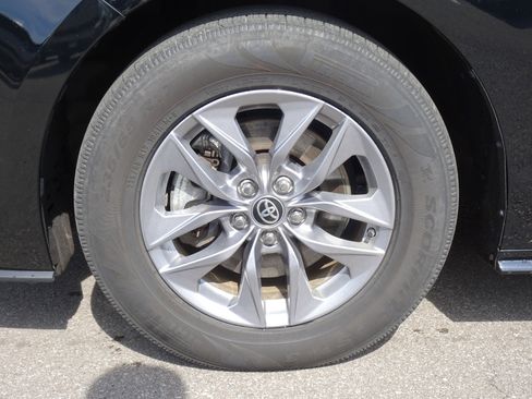 Used 2024 Toyota Sienna LE FWD image 25