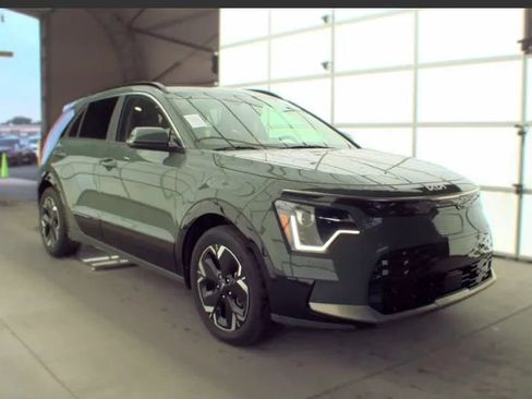 Used 2024 Kia Niro Wind w/ Wind Preserve Package FWD image 2