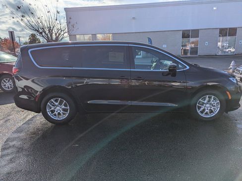 New 2026 Chrysler Pacifica Select image 9