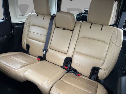 Used 2019 Jeep Wrangler Unlimited Sahara AWD/4WD image 4