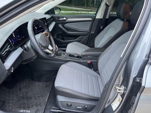 Used 2025 Volkswagen Jetta SE w/ Sunroof Package FWD image 15