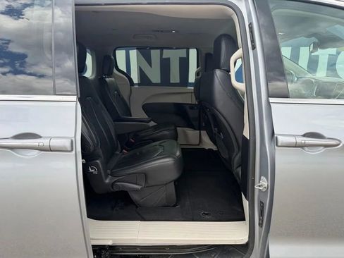 Used 2021 Chrysler Pacifica Touring-L image 32