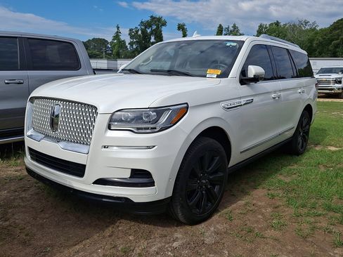 Used 2024 Lincoln Navigator Reserve AWD/4WD image 2