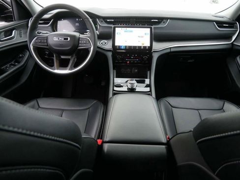 Used 2024 Jeep Grand Cherokee Limited w/ Luxury Tech Group II image 18