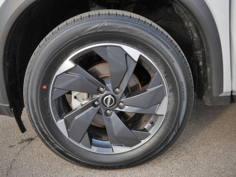 Used 2025 Nissan Rogue SV image 15