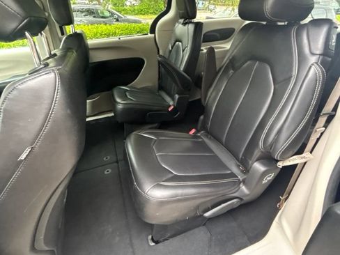 Used 2023 Chrysler Pacifica Touring-L FWD image 16