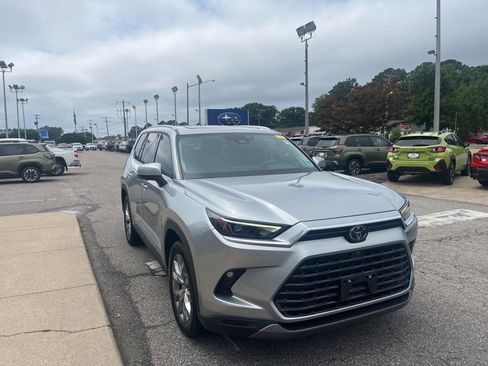 Used 2024 Toyota Grand Highlander AWD image 2