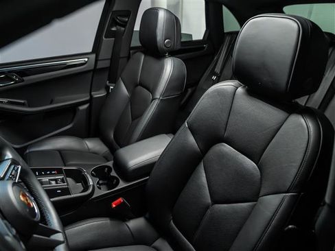 Certified 2025 Porsche Macan image 5