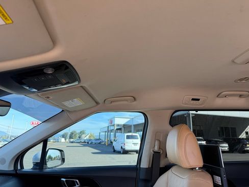 Certified 2022 Kia Carnival EX FWD image 18
