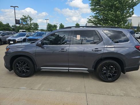 Used 2025 Honda Pilot Touring image 8