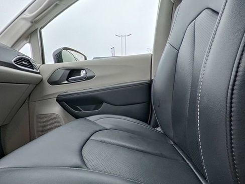 Used 2024 Chrysler Pacifica Touring-L image 25