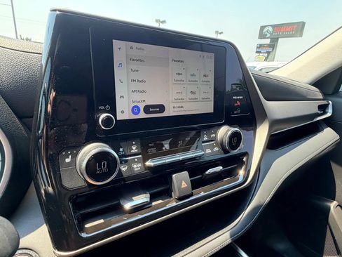 Used 2023 Toyota Highlander XLE AWD/4WD image 18