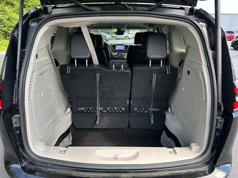 Used 2024 Chrysler Pacifica Limited FWD image 30
