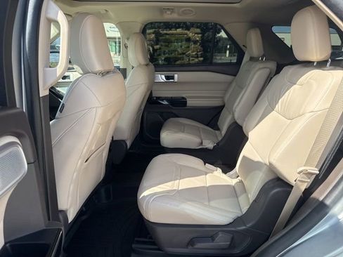 Used 2023 Ford Explorer Platinum w/ Technology Package image 5