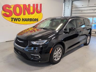 Used 2025 Chrysler Pacifica Select