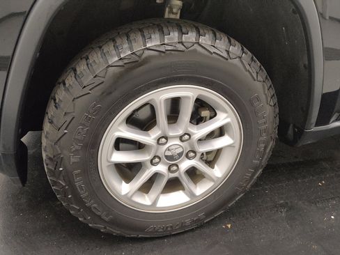 Used 2019 Jeep Grand Cherokee Laredo image 31