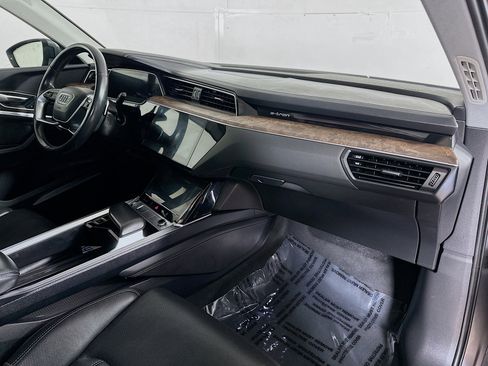 Used 2019 Audi e-tron Prestige w/ Prestige Package image 29