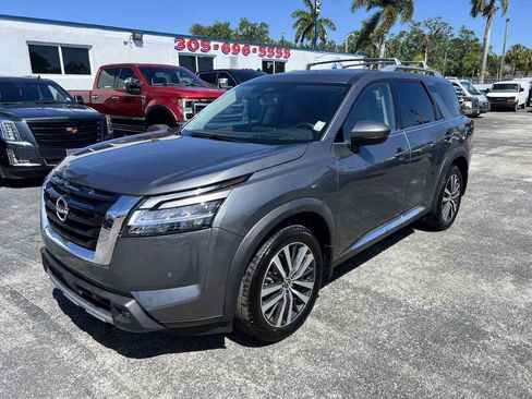 Used 2022 Nissan Pathfinder Platinum w/ Cargo Package image 5